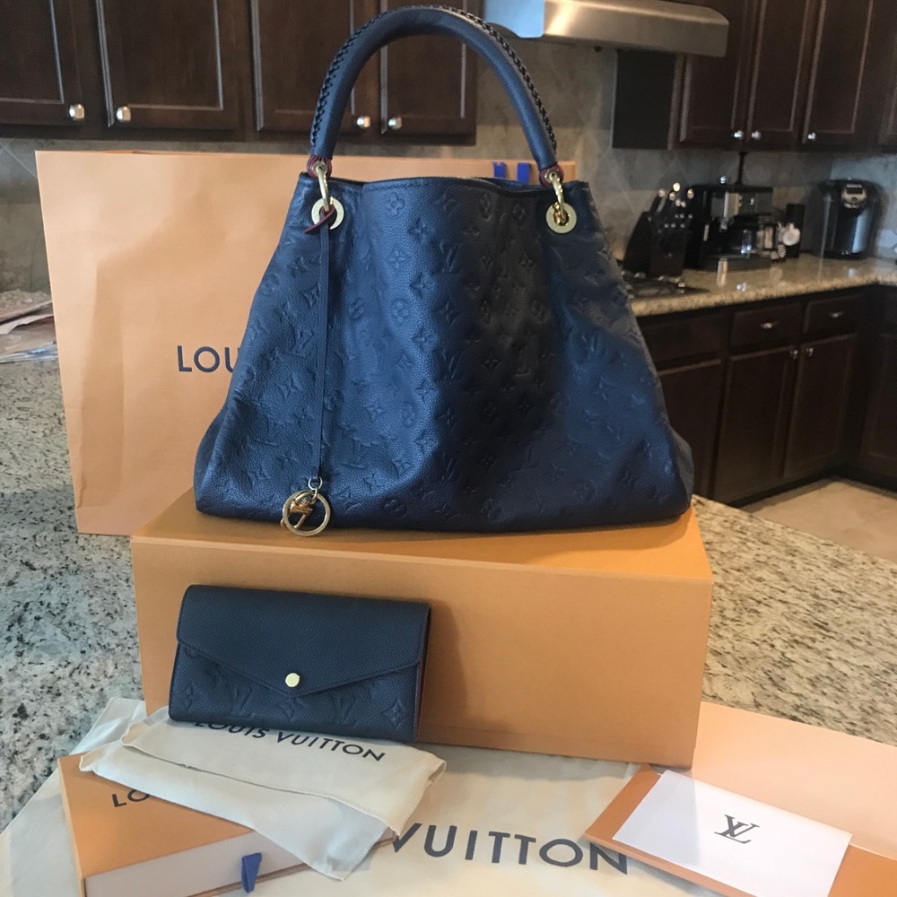 Louis Vuitton Artsy MM Handbag
